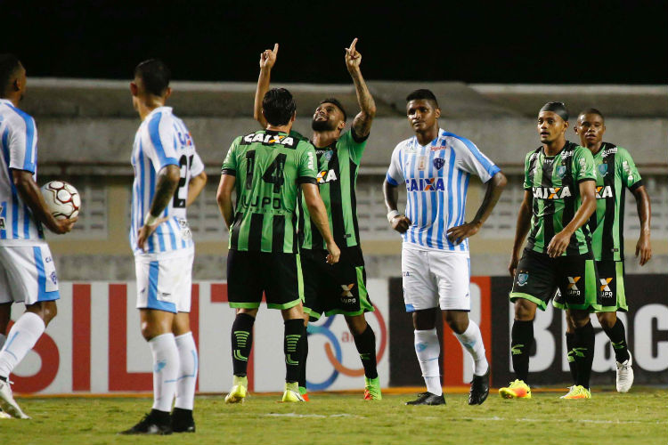 Luan comemora gol que deu a vitória ao América sobre o Paysandu, nesta sexta-feira, no Mangueirão