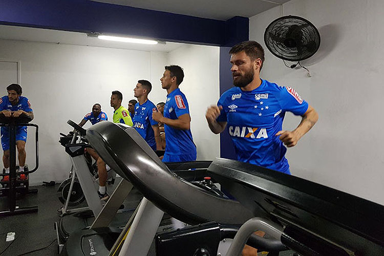 Cruzeiro fez apenas atividade na academia na tarde deste sábado, em Chapecó-SC