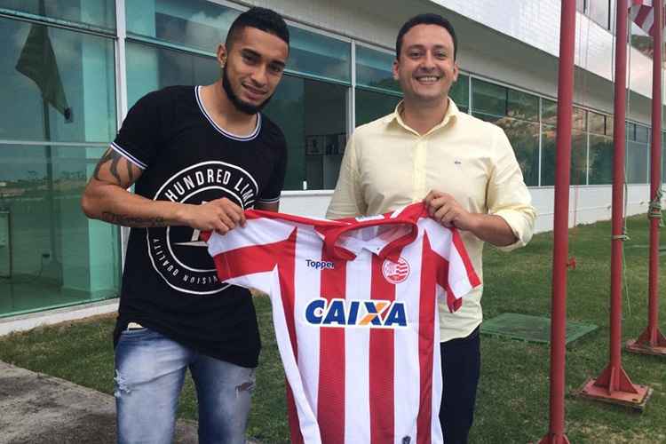 Rafinha realizou exames médicos na tarde desta terça-feira e em seguida assinou com o Náutico