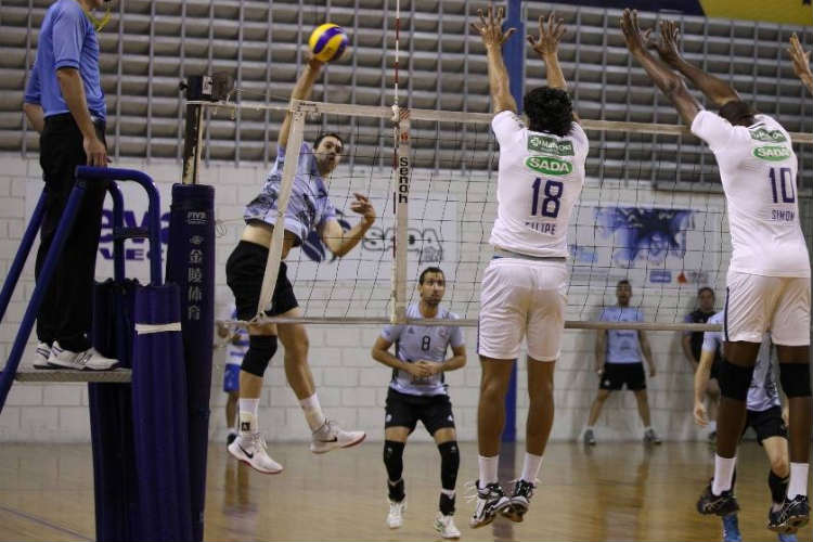 Théo, oposto que vestiu a camisa do Sesi na última Superliga, é uma das