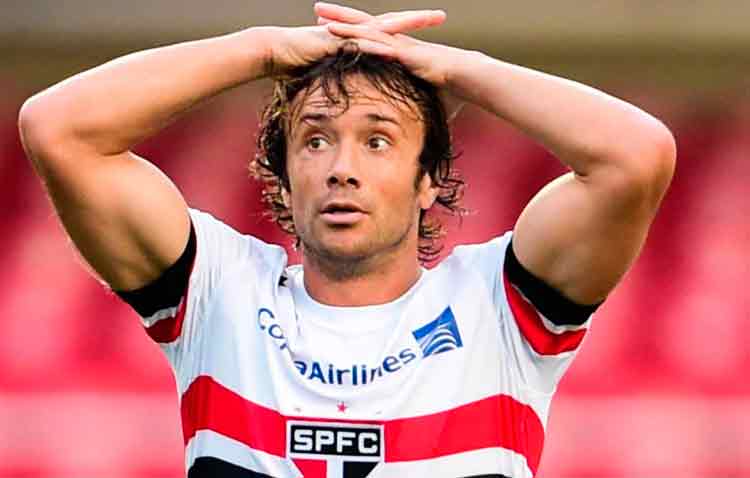 Diego Lugano não joga há 12 rodadas do Brasileiro e com poucas perspectivas de seguir no São Paulo