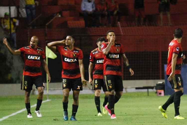 Após vitória sobre a Ponte Preta, volante Rithely ganhou rasgados elogios de Luxemburgo