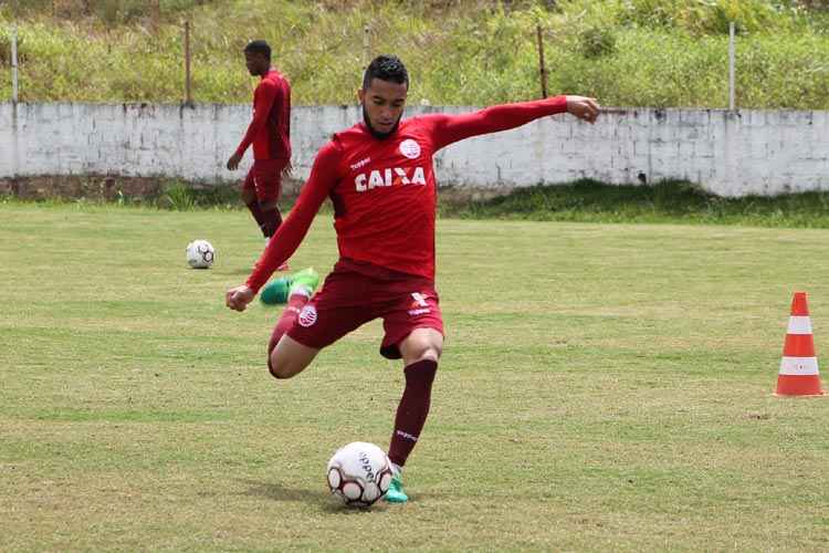 Meia Rafinha, de 25 anos, contratado na última terça-feira, para integrar o elenco do Náutico
