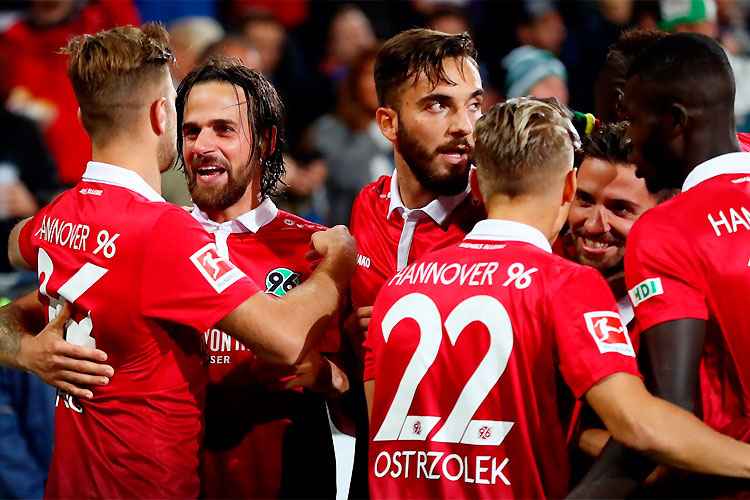 Hannover confirma o bom momento, vence o Hamburgo em casa e lidera o Campeonato Alemão