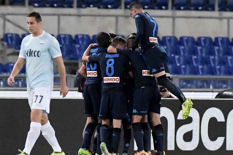 Napoli usou a sua força ofensiva no segundo tempo para golear a Lazio e se manter na liderança