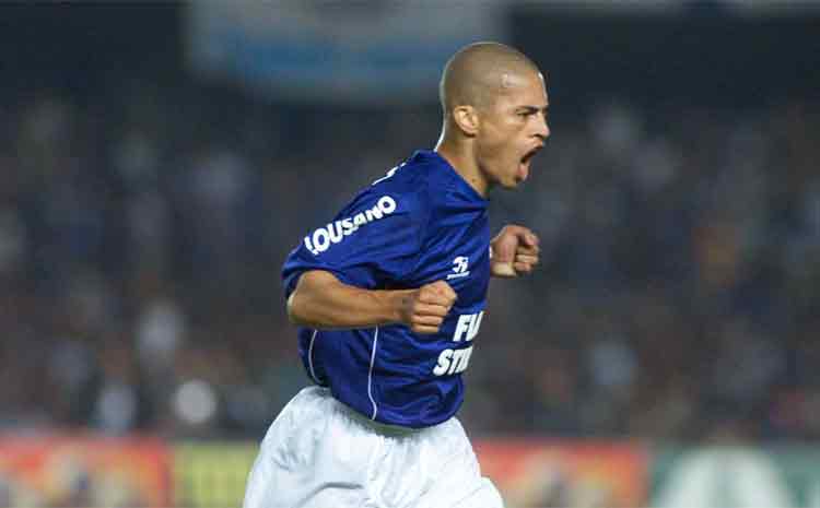 Maestro do time, Alex era o capitão da conquista celeste em 2003
