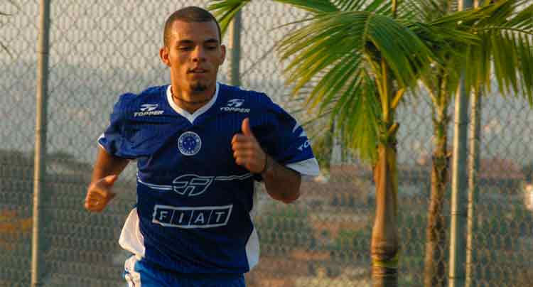 "O Vanderlei deu um envelope para cada jogador. Eu, o mais jovem, ganhei dois. Um tinha a faixa de campeão. O outro, uma fralda. Era para eu escolher entre a faixa e a fralda. Obviamente escolhi a faixa"