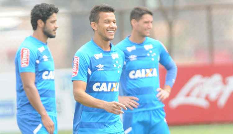 Volante Henrique pode erguer primeira taça na condição de capitão do Cruzeiro