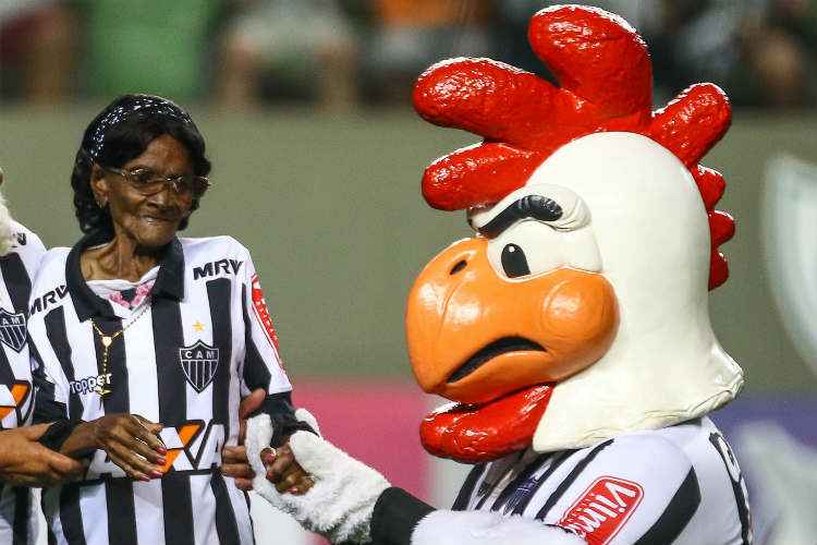 Tia Célia foi homenageada pelo Atlético antes do duelo contra o Vitória, pelo Brasileirão
