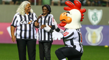 Dona Terezinha (esq.) também foi homenageada