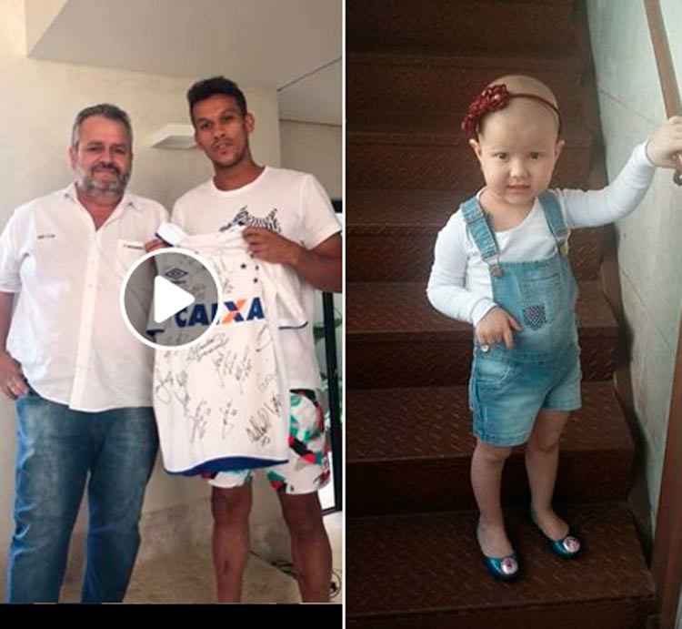 Henrique, do Cruzeiro, mostra a camisa que será rifada para ajudar no tratamento da pequena Sophia
