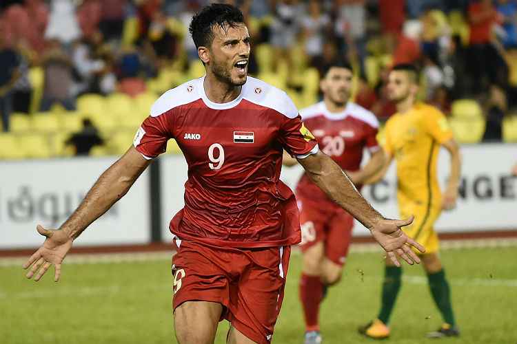 Omar al-Somah (9) marcou, de pênalti, o gol de empate da Seleção Síria diante da Austrália, na Malásia