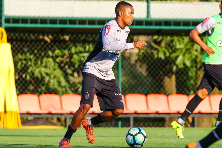 Robinho em ação durante treino do Atlético na Cidade do Galo; atacante é esperança contra o São Paulo