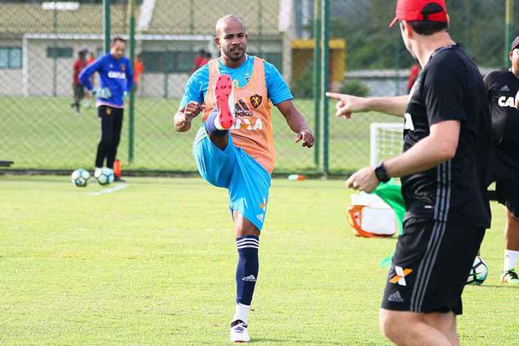 Improvisado na lateral esquerda, Patrick diz que vai reforçar a marcação no setor