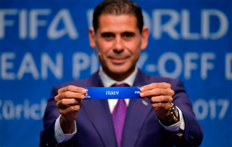 Ex-jogador espanhol Fernando Hierro foi o responsável pelo sorteio das seleções na repescagem