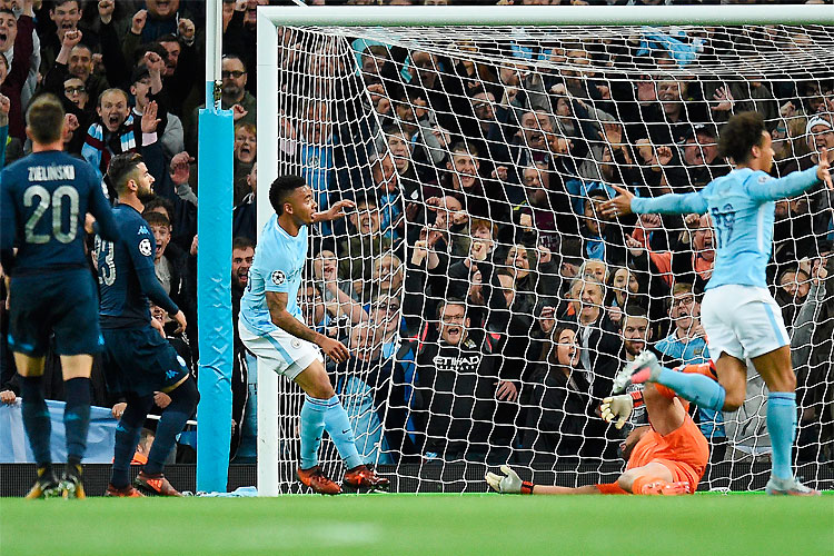 Gabriel Jesus empurra a bola para as redes e contribui para vitória do Manchester City na Liga