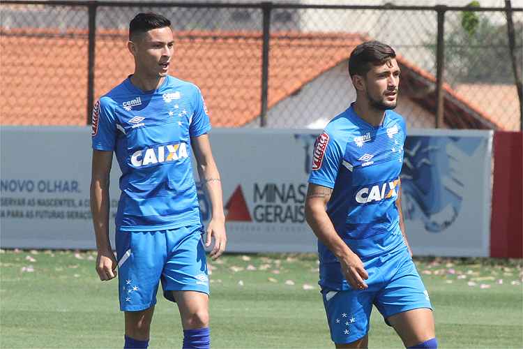 Em função da ausência de Alisson, armador Arrascaeta (d) deverá ser titular contra o Coritiba