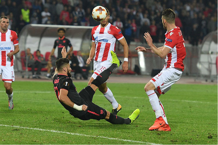Walcott tabelou com Wilshere e tocou para a área, onde Giroud emendou para marcar de puxeta
