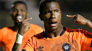 Ribamar balançou duas vezes as redes do Vitória e foi o destaque do Furacão no Barradão