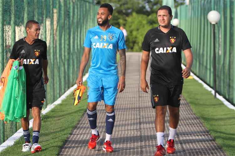 Wesley deve ser substituído por Anselmo na partida da Arena da Baixada