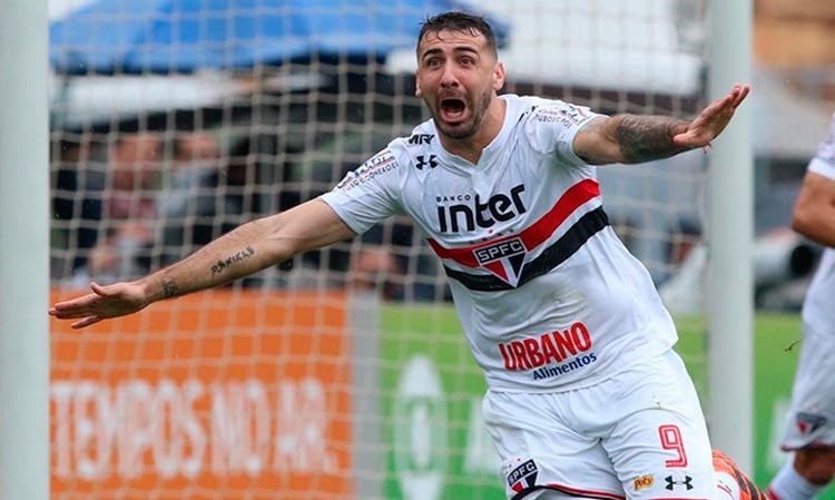 Argentino Lucas Pratto marcou o primeiro gol da vitória do São Paulo sobre o Flamengo, neste domingo