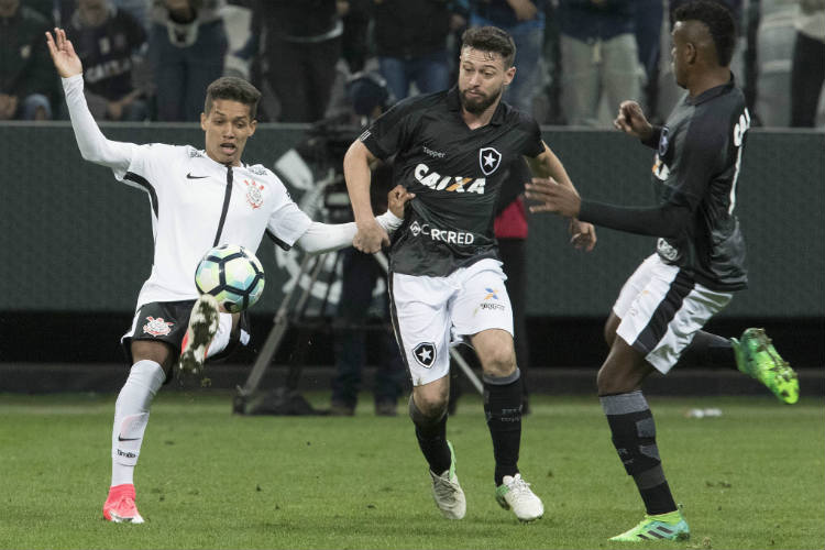 Botafogo e Corinthians se enfrentam nesta segunda-feira, às 20h, no estádio Nilton Santos
