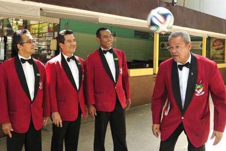 Garçons do Beirute batendo uma bola, após as comparações com o terno de Messi