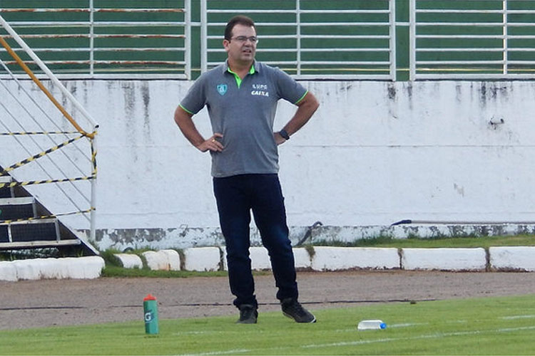 Apesar das circunstâncias, Enderson Moreira preferiu valorizar ponto conquistado em Varginha