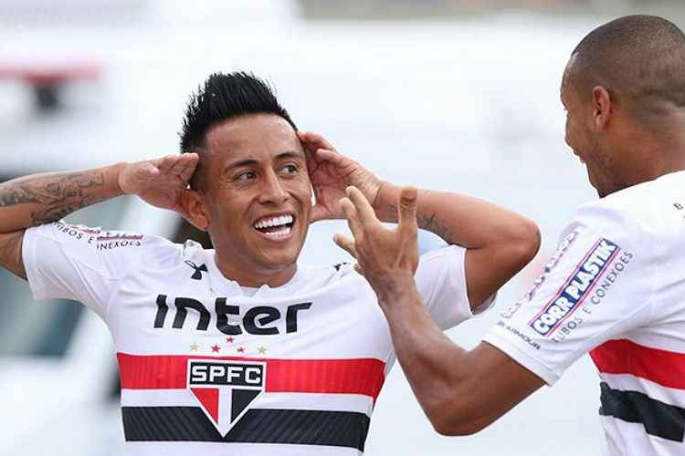 Cueva comemora gol em importante vitória do São Paulo sobre Santos, em clássico no Pacaembu