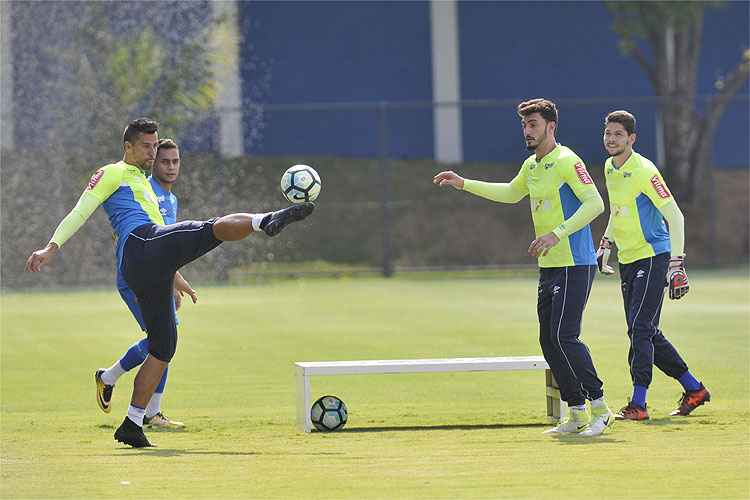 Cruzeiro, que renovou contrato com Fábio até dez/2019, quer também que Rafael siga no elenco
