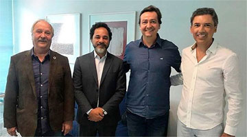 Ex-zagueiro do clube, Marcelo Djian (d) será gerente de futebol na próxima gestão