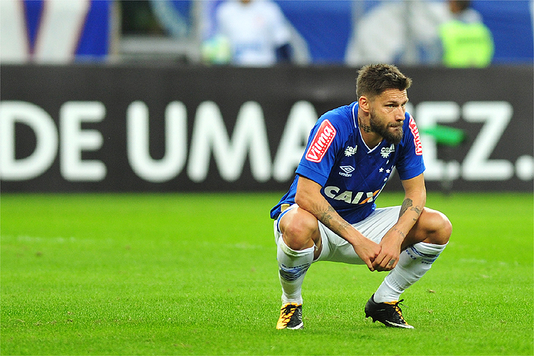Com dores na articulação, Rafael Sobis desfalcou o Cruzeiro no empate por 2 a 2 com o Palmeiras