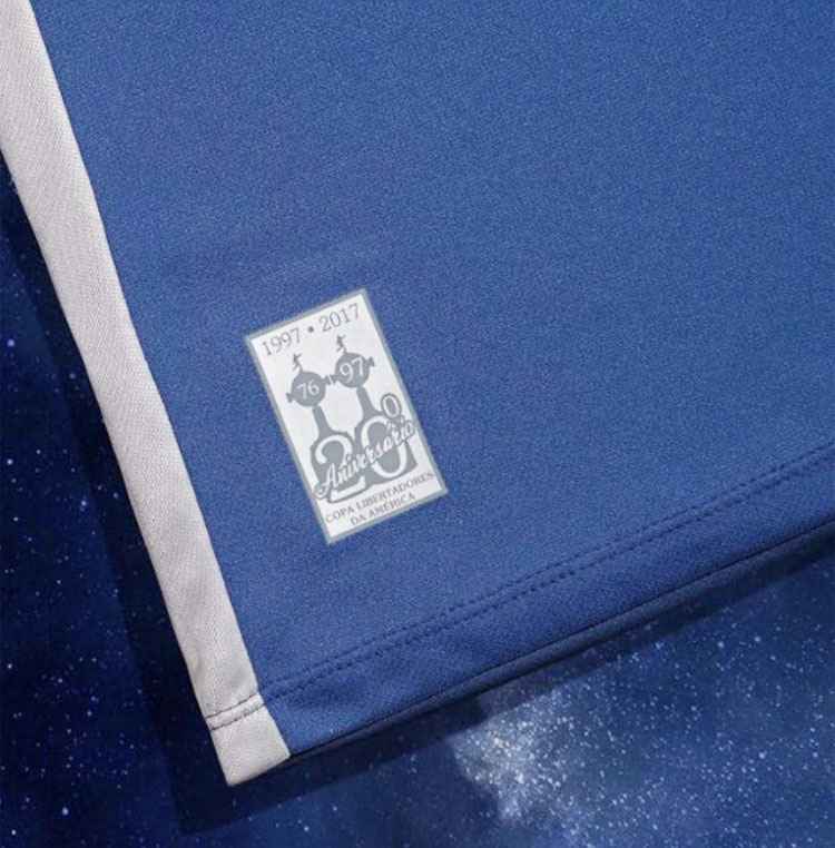 Selo na parte de baixo da camisa do Cruzeiro em comemoração aos 20 anos do bi da Libertadores