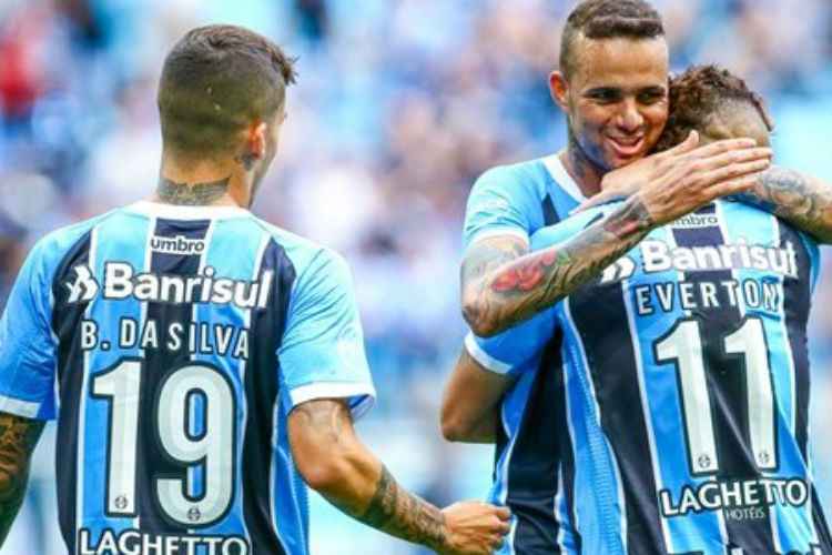 Gols da virada gremista foram marcados por Éverton (2) e Luan