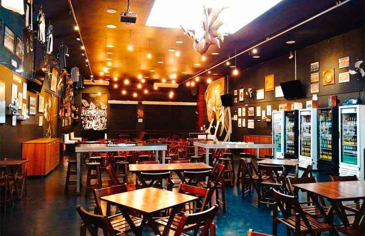 Vários galos, de diversos tamanhos e materiais, serão a decoração, junto com camisas e pôsteres