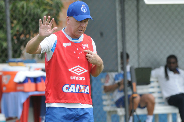 Mano Menezes possui uma das posições definidas, mas o ataque ainda é dúvida para o comandante