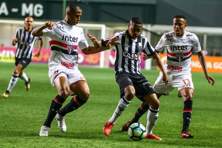 Robinho enfrenta dois marcadores durante a vitória do Atlético por 1 a 0 sobre o São Paulo, no Horto