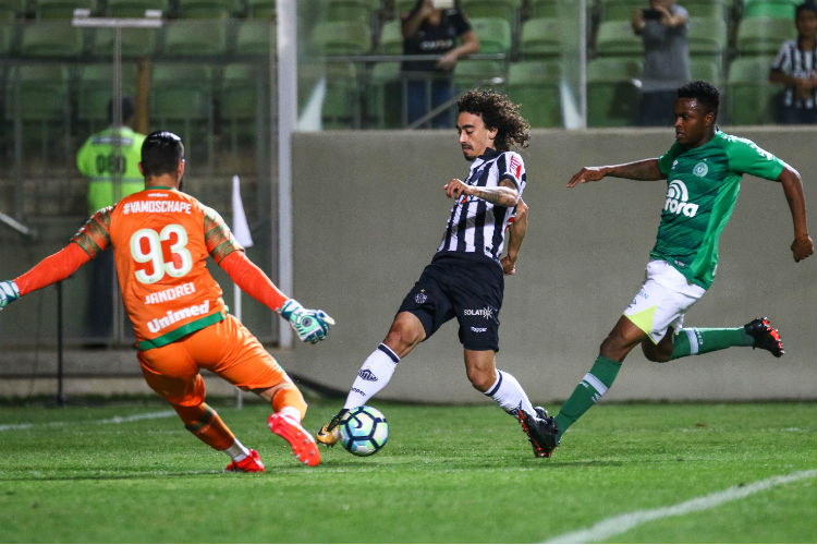 Valdívia em ação no jogo contra a Chapecoense; meia-atacante deve voltar ao time titular do Atlético
