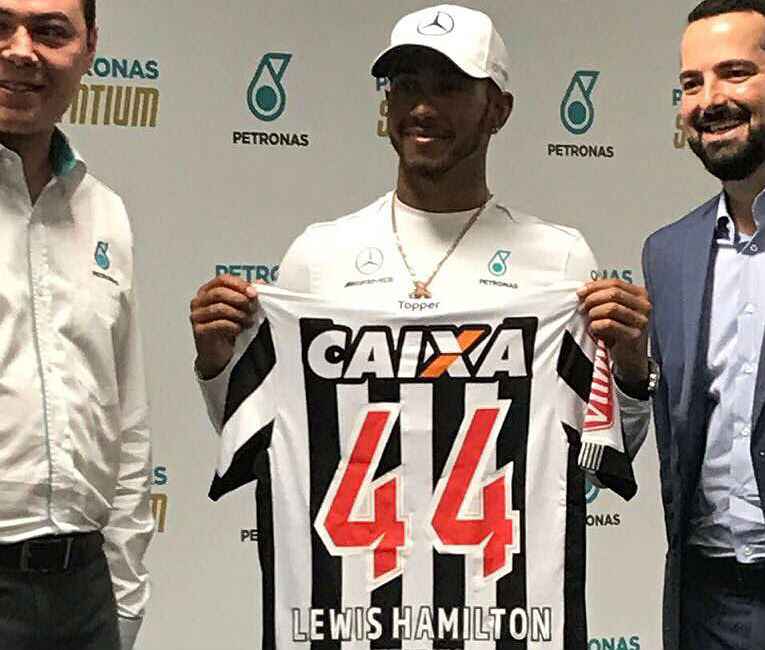 Iniciativa da entrega de camisa foi do empresário atleticano Denis Garcia Fernandes Rocha (direita)