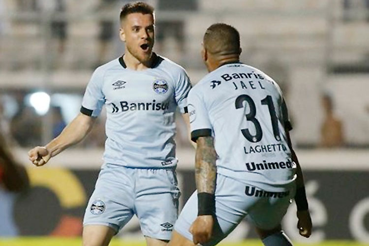 Ramiro (esq) balança as redes para o time misto do Grêmio, que se mantém na briga pela vice-liderança