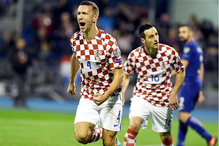 Meio-campista Ivan Perisic (4) marcou o terceiro gol da Croácia diante da Grécia, na vitória por 4 a 1
