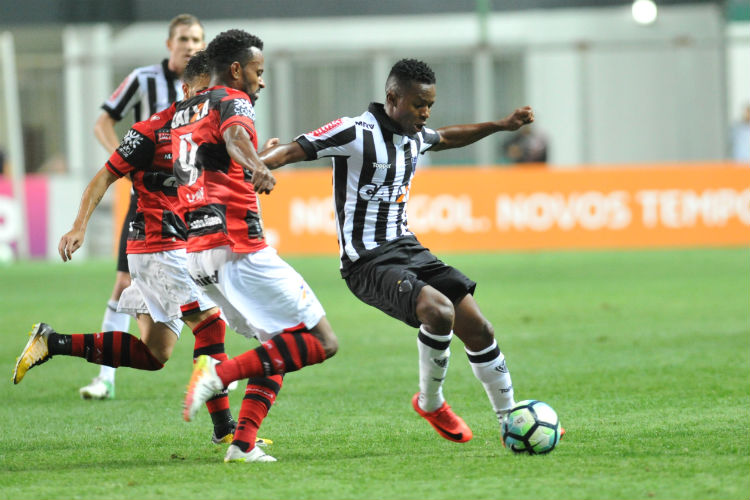 Cazares enfrenta a marcação de dois jogadores do Atlético-GO na partida deste sábado, no Horto