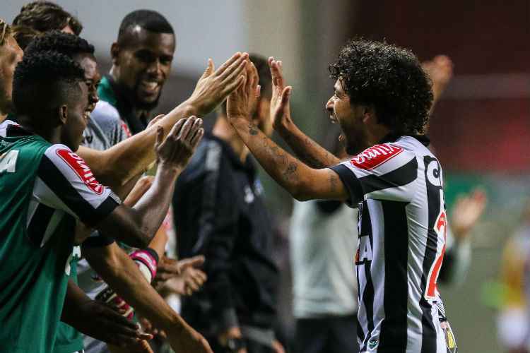 Luan celebra gol de empate do Atlético contra o Atlético-GO na noite desta quinta-feira, no Horto