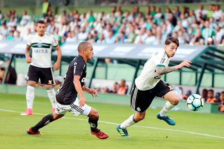 Coritiba e Ponte Preta fizeram duelo movimentado no Couto Pereira, mas 1 a 1 não ajudou as equipes