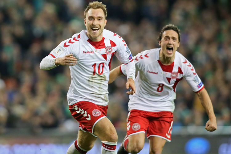 Meio-campista Christian Eriksen (10) anotou um hat-trick na goleada da Dinamarca contra a Irlanda