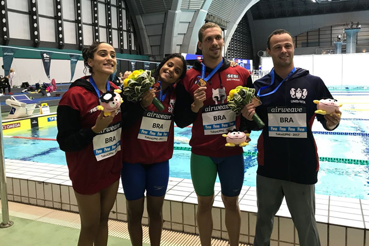 Após a medalha de prata no individual, Etiene Medeiros conquistou o bronze com o revezamento