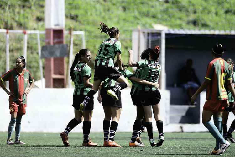 Meninas do América comemoram goleada por 7 a 0 sobre o Paraíso, em final da Copa Centenário