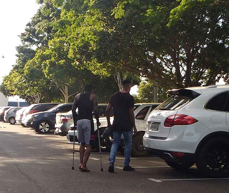 Sassá se dirigiu ao carro acompanhado pelo zagueiro Digão e utilizando muletas