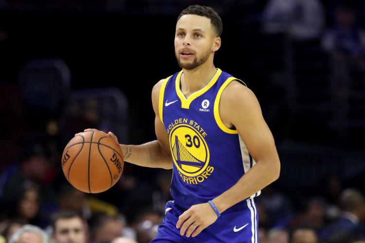 Stephen Curry foi o destaque dos Warriors na vitória de virada sobre o 76ers