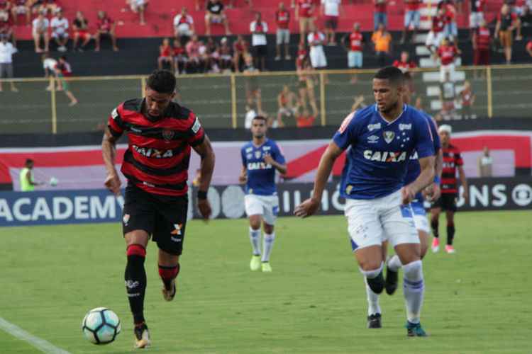 Cruzeiro saiu atrás no placar, empatou, pressionou, mas não conseguiu o gol da virada no Barradão